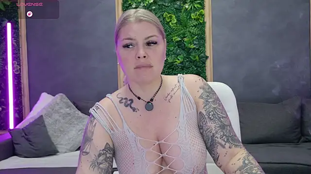 issa_jo - Issa_Jo's free webcam - UK Sex Cams