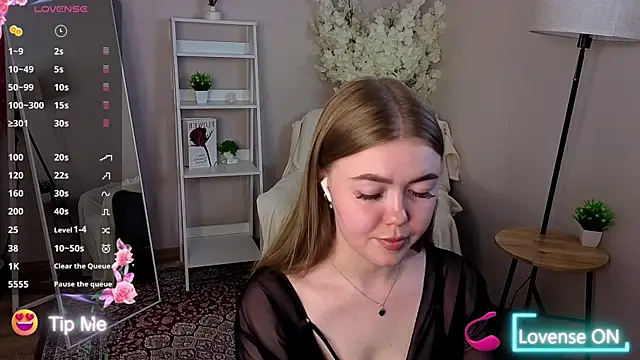 BlondeLina webcam