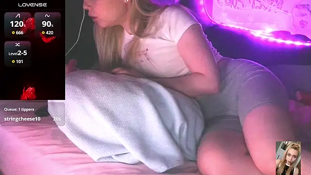 Blondiewithanass webcam