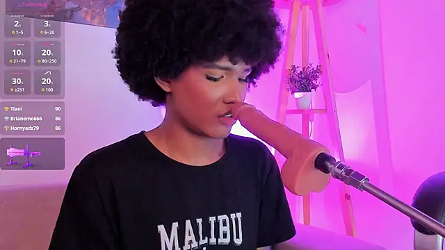 NaomiSaenz_ webcam