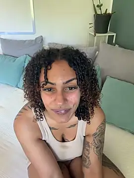 SweetPetiteNoir webcam