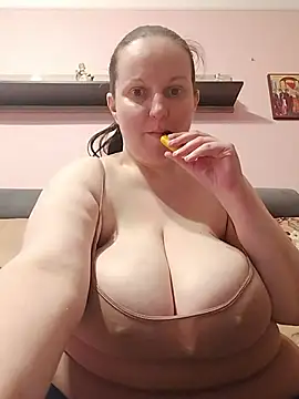 BustyLadyAlma webcam
