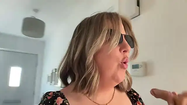 MsBelleWarick webcam