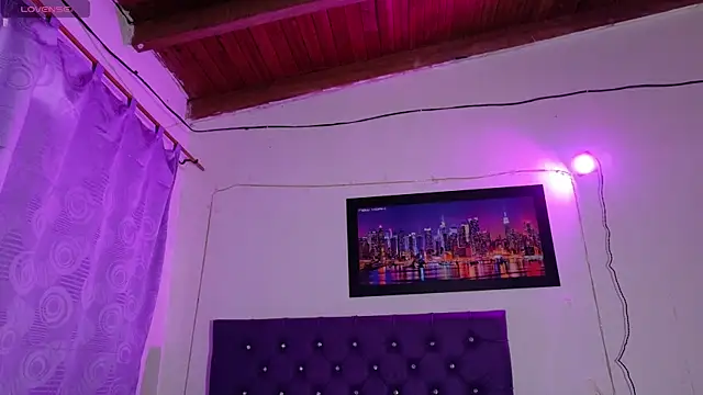 ebony_NeighborMoans webcam
