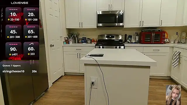 Blondiewithanass webcam