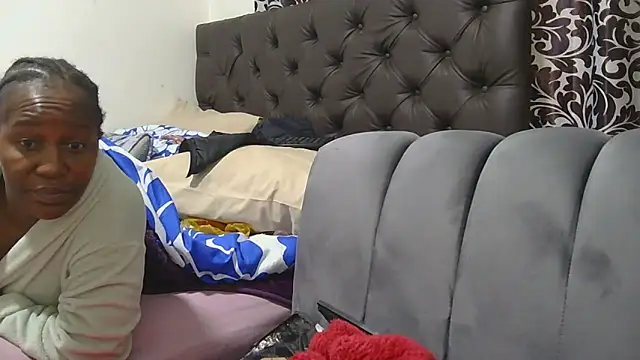 sluttylaura21 webcam