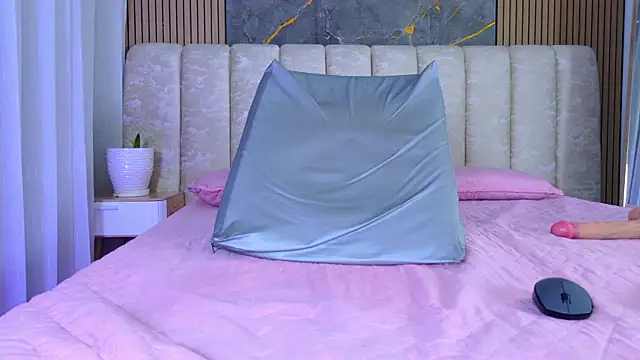 mia_scot webcam