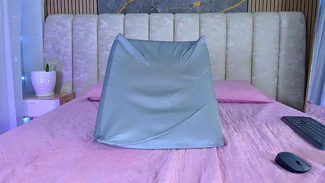 mia_scot webcam