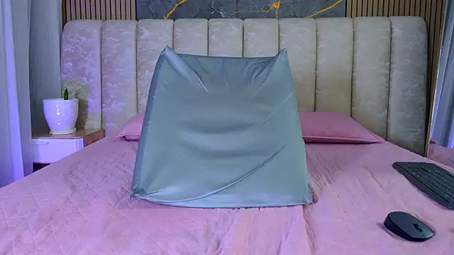 mia_scot webcam