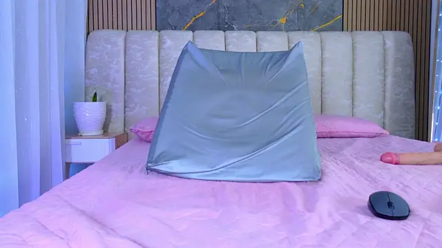 mia_scot webcam