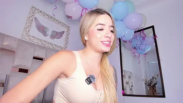 Lola_Blondie webcam