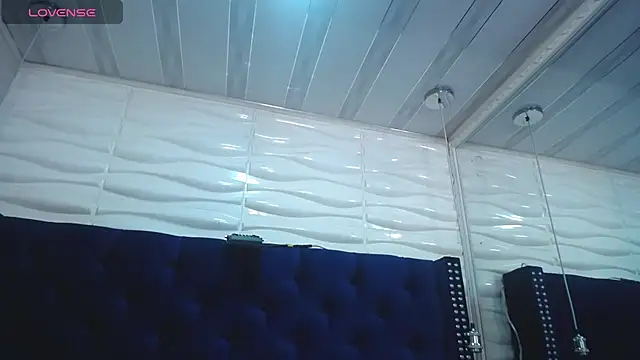 SalmaTits webcam