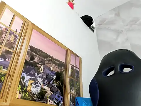 EllyBloom webcam