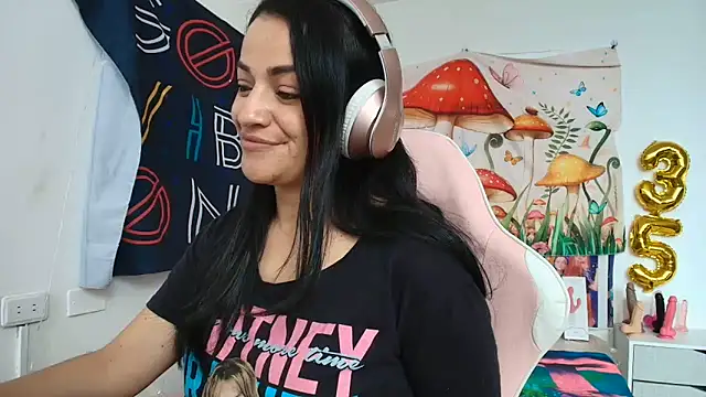 LovelyAzucena webcam