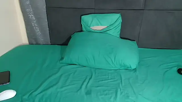 HugeTitisxx webcam
