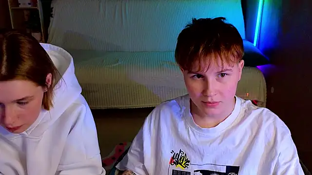 two_gerls_here