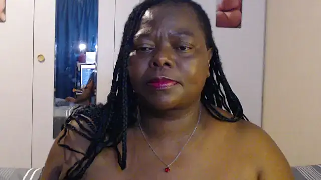 MatureBoobsDiva webcam