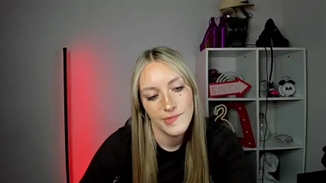 EvelynBlond webcam