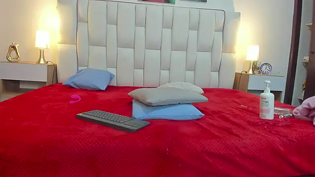 mask_red_girl webcam
