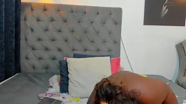 nahiroby_ebony webcam