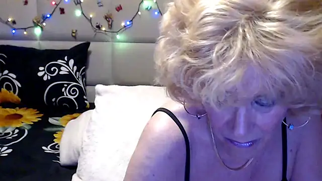 HappyWomanOn webcam