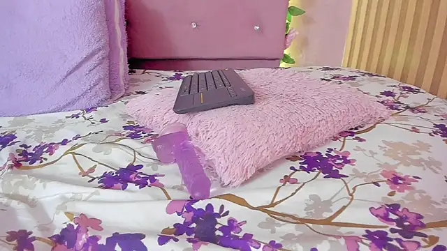 lovely__kiss__ webcam