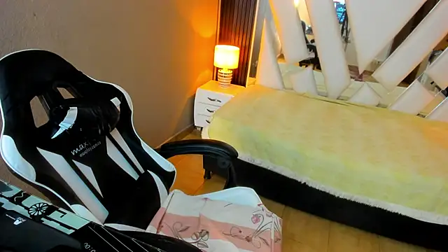 Linda4Petite webcam