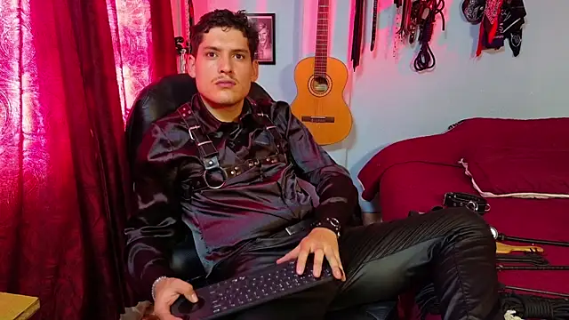 dom2travelersss webcam