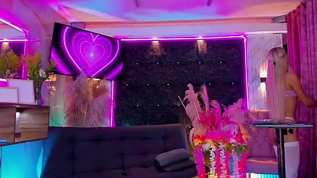 Queens_Wonders_Blonders webcam
