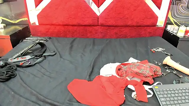 Scarlett_Hard_As webcam