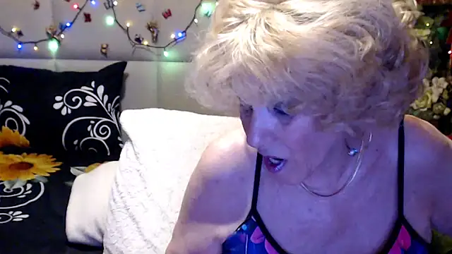 HappyWomanOn webcam