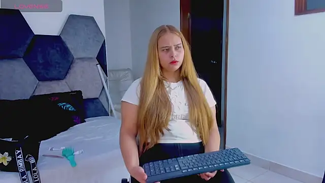MikaelaStone webcam