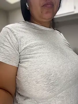 latina_curvy22 webcam