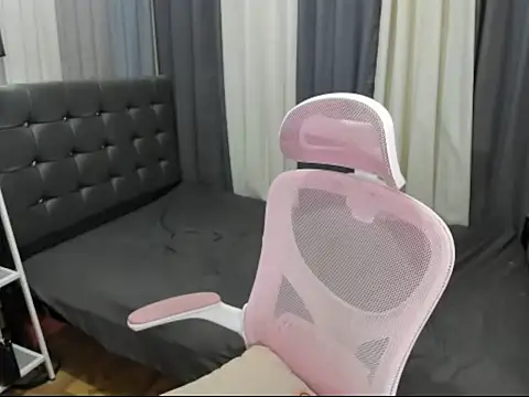 XTsUncutMargauxX webcam
