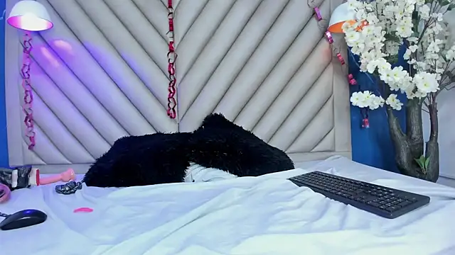 NaomiVelour webcam