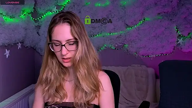 lisa_dark_ webcam