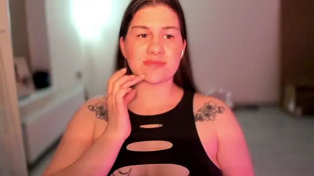 JuicyHelenX webcam