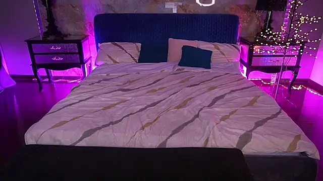 VikVikLove webcam