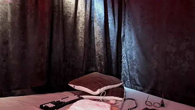 MiaKnox webcam