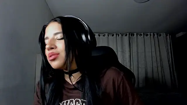 aliice_walker_ - Aliice_walker_'s free webcam - UK Sex Cams