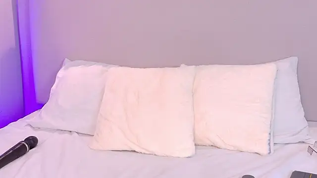 NaomiKlarc webcam