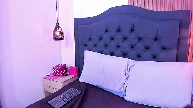 Maya_curvy webcam