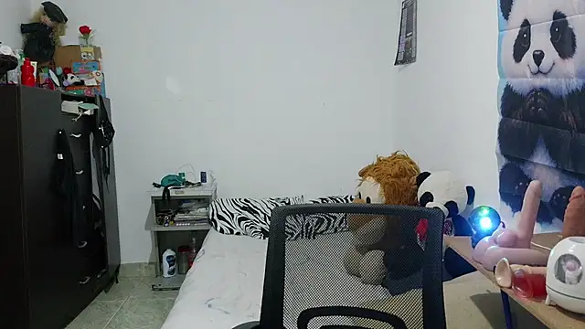 curly_greeneyed webcam