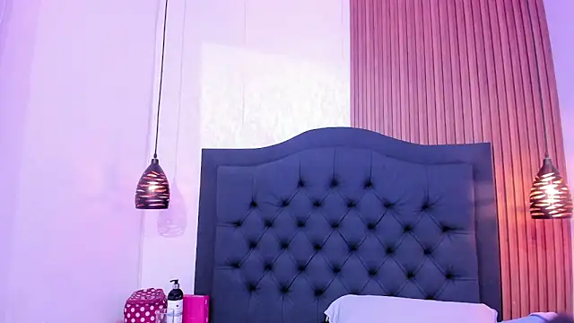 Maya_curvy webcam