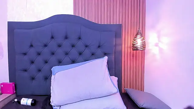 Maya_curvy webcam
