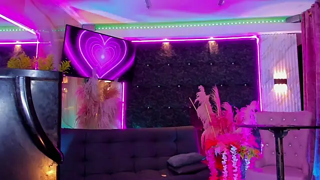 Queens_Wonders_Blonders webcam