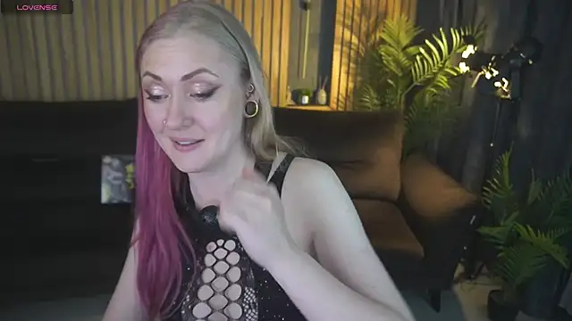 DramaQuenns webcam