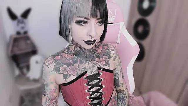 shes_creepy webcam