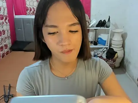 TsUncutTrisha webcam