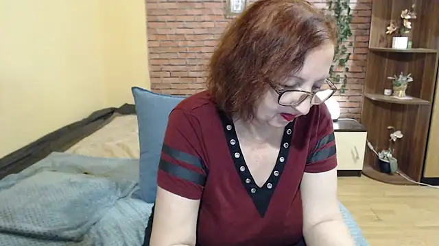 EvelyneFlirtyMilf webcam